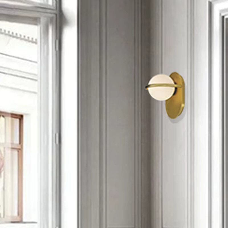 HomeLover LED Wandleuchte im skandinavischen Stil mit transparenter Glaskugel in Gold/Messing und Weiß - Bild 2