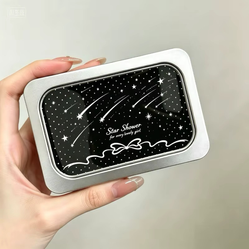 Quadratische silberne Blechdose mit Sichtfenster aus Metall als Aufbewahrungsbox für Fotokarten, Ausweise und Zubehör - Bild 3