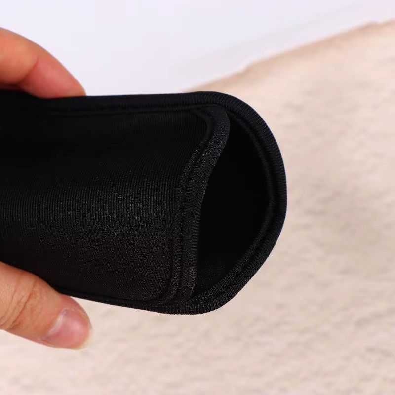 Große Neopren-Handytasche in Schwarz – Universelle stoßfeste und wasserfeste Hülle für dein Smartphone, deine Powerbank und andere digitale Geräte - Bild 4