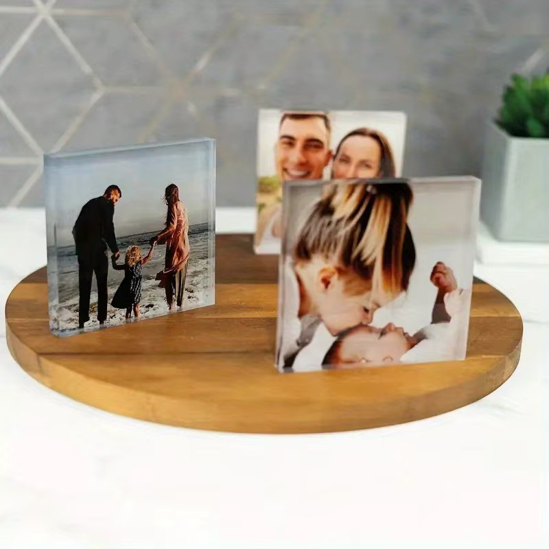 Personalisiertes Familienporträt-Andenken von Hello Young aus Acryl in Blau und Transparent, quadratisches Tischdekor im Country-House-Stil - Bild 3