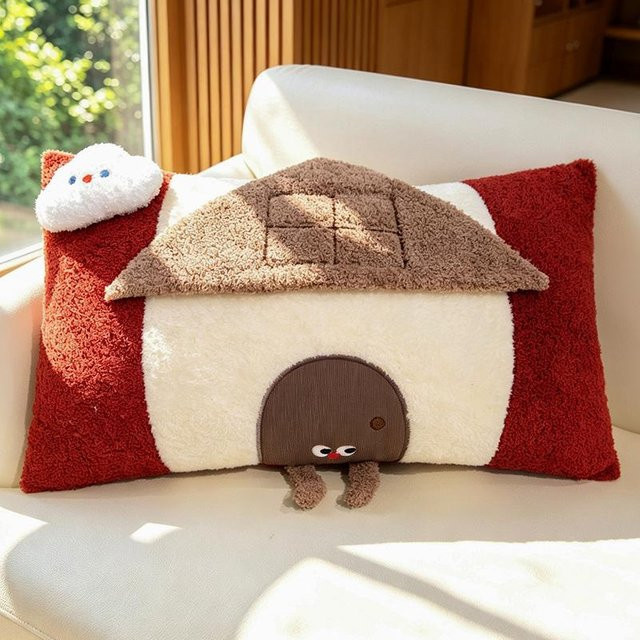 Kawaii Hausförmiges Plüschkissen von Yiran Health & Beauty in Rot, Blau und Gelb mit Wolkendetail, B/H: 60 x 35 cm - Bild 1