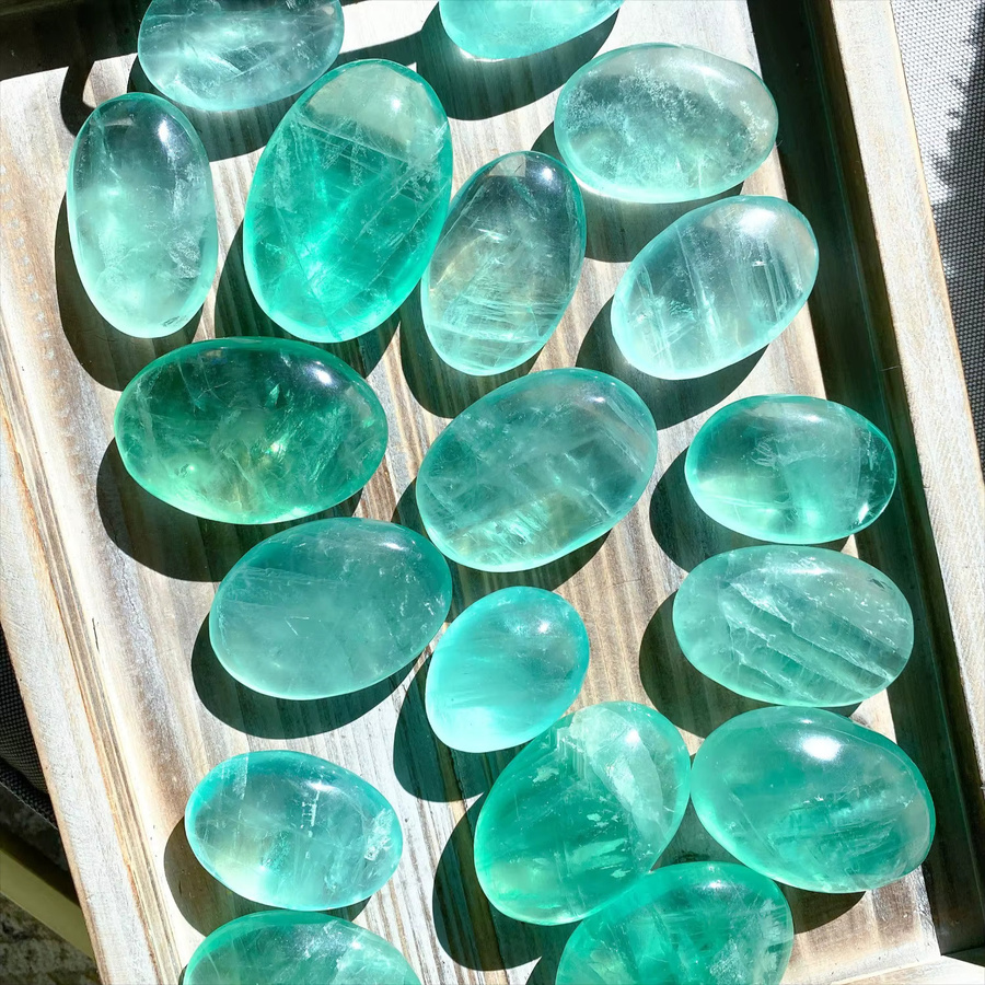Grüner Fluorit-Handstein von CrystalHola in ovaler Form zur Aura-Reinigung und Unterstützung der Kommunikation - Bild 3