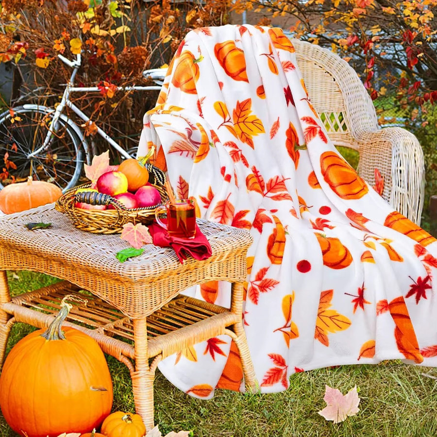 Inhand Plüschdecke mit Kürbis-Motiv für Herbst und Halloween als dekorative Kuscheldecke für Sofa und Couch - Bild 2