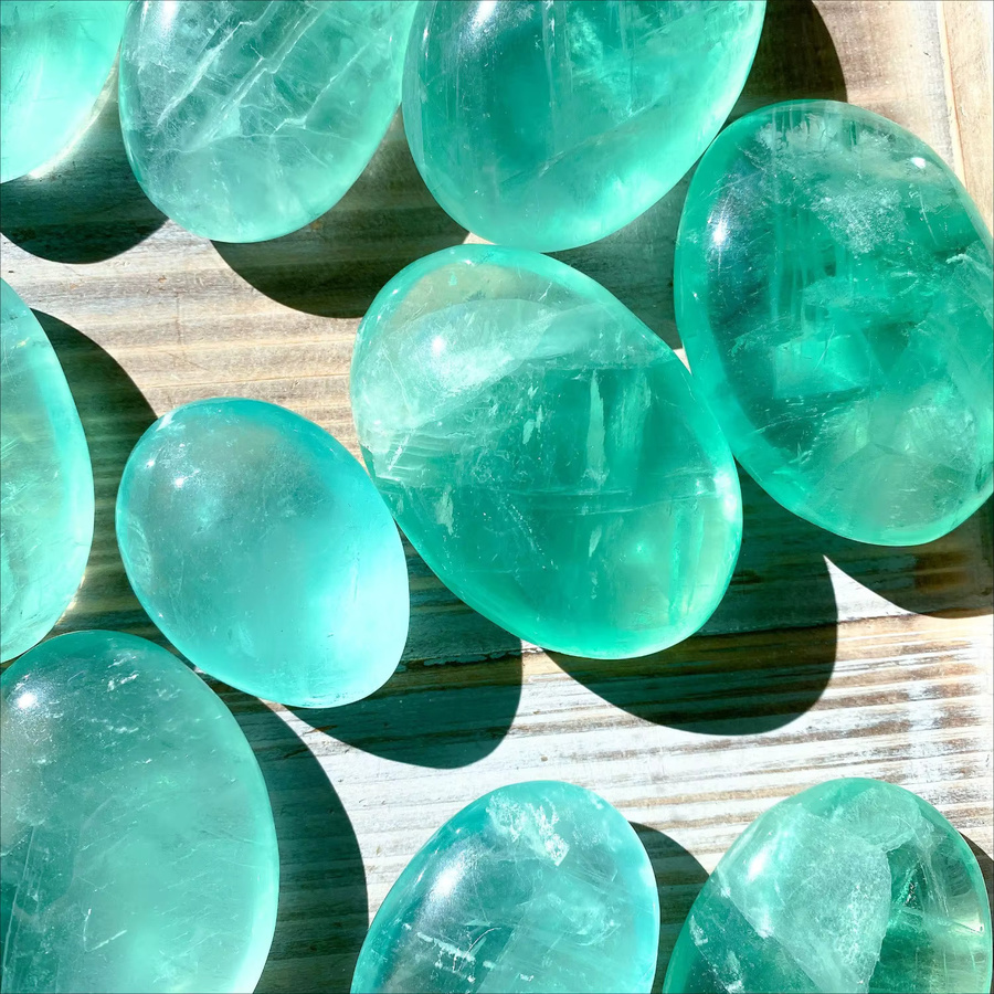 Grüner Fluorit-Handstein von CrystalHola in ovaler Form zur Aura-Reinigung und Unterstützung der Kommunikation - Bild 2
