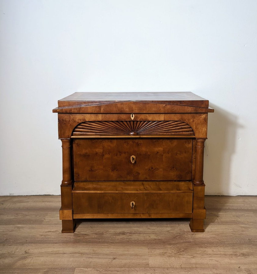 Antikhof Brück Biedermeier Kommode aus Birke mit Schinkel Giebel in Braun und Schwarz - Bild 1