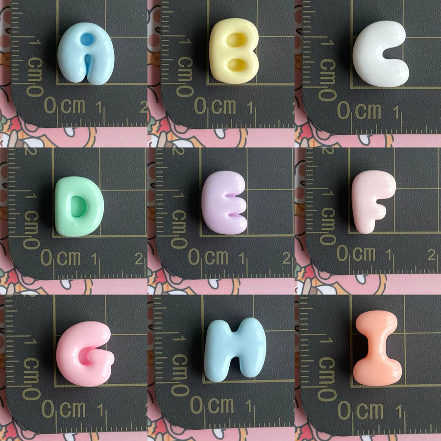 100 Stück Mini Harz-Buchstaben Set mit 26 englischen Buchstaben in Multicolour für Bastelzubehör und Handyhüllen-Dekoration - Bild 2