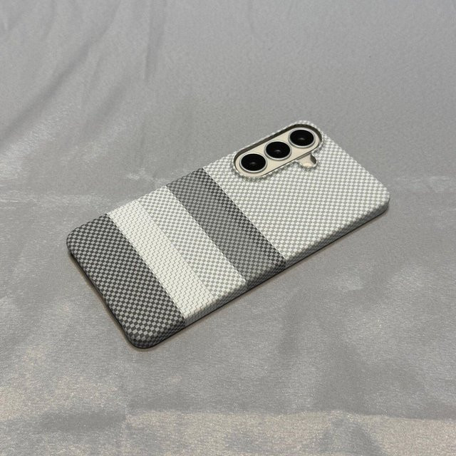 Magnetische Schutzhülle in Kevlar-Kohlefaser-Optik für Samsung Galaxy S26, S25, S24 FE und S23 Ultra Plus in Grau - Bild 1