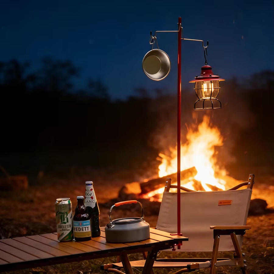 TARKA Camping-Lichthalter in Rot, verstellbarer und abnehmbarer Lichtständer für Zelt und Tablet, ultraleicht und tragbar - Bild 1