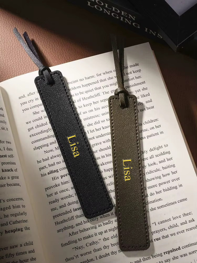 Personalisiertes Leder-Lesezeichen mit Namen in Schwarz von CNGRANDBAG - Bild 7