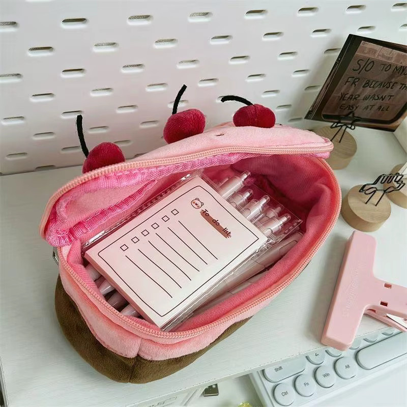 Plüsch-Federmäppchen mit Kirschkuchen-Design in Pink, flauschiges Schreibwaren-Etui für Mädchen - Bild 4