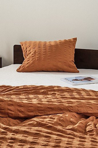 Jotex KIMMI Kopfkissenbezug aus Bio-Baumwolle in Seersucker-Qualität, gestreift, Braun und Orange, atmungsaktiv und kühlend - Bild 1
