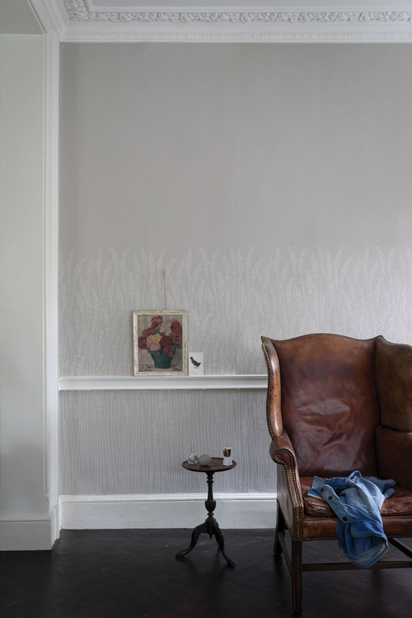 Farrow & Ball Tapete Feather Grass in Purbeck Stone/Ammonite mit botanischem Floral-Design in Grau - Bild 1