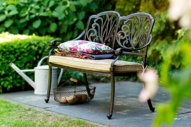 Hartman Amalfi 2-Sitzer Bank aus Aluminium-Guss in Braun mit Wendekissen und Blumenmuster, B: 260 cm, H: 91 cm, T: 68 cm - Bild 1