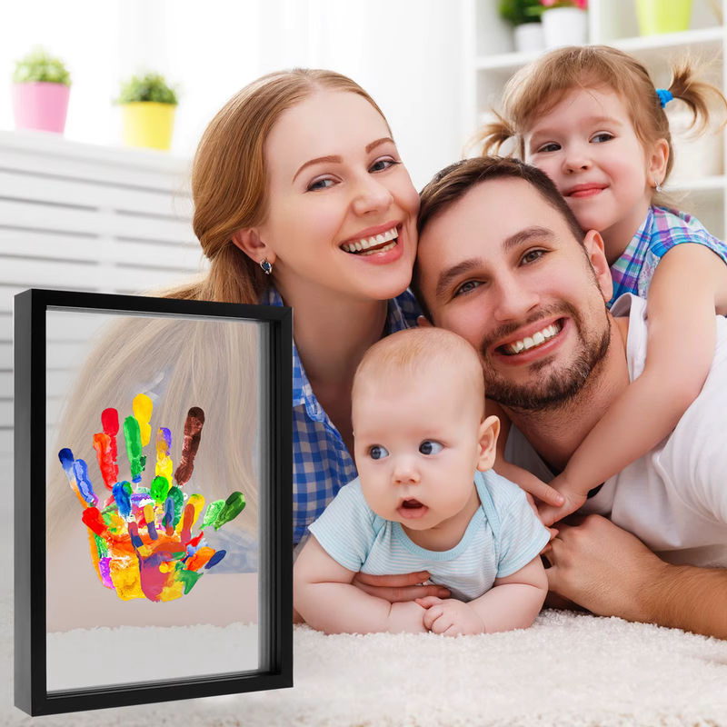 Transparentes Familien-Handabdruck-Set als DIY-Andenken für Neugeborene mit Holzrahmen, 6-Farben-Stift, Radiergummi und Pinsel in Multicolor und Weiß - Bild 3