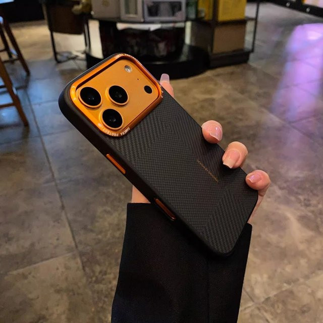 Magnetische Handyhülle mit Kohlefaser-Textur für iPhone 17 Pro Max und iPhone 16 Pro Max, stoßfest mit Kameraobjektiv-Schutz, Farben: Schwarz und Silber - Bild 1