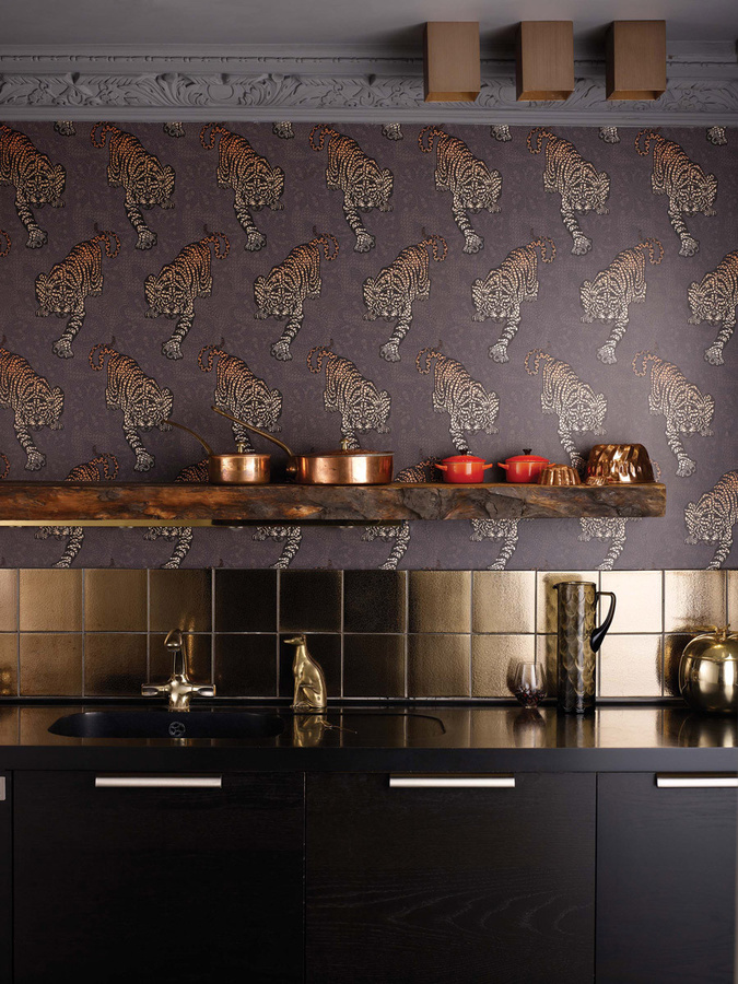 Tapete Tyger Tyger von Osborne & Little mit Animal Print Design in Cacao und Marigold - Bild 1