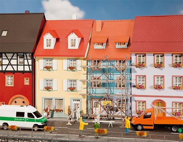 Faller 2 Kleinstadthäuser mit Malergerüst, 1:87 (Spur H0) - Bild 1