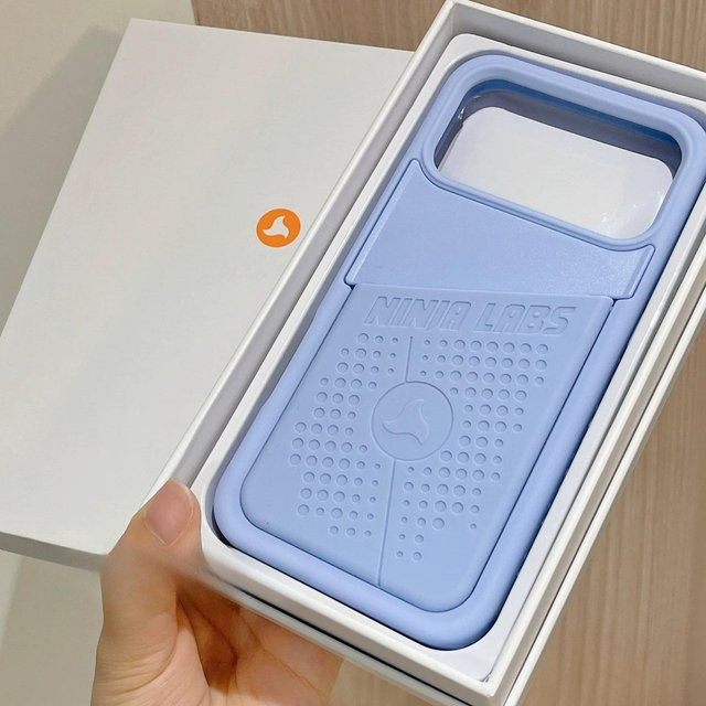 Ninja Labs Silikon-Handyhülle mit Kartenhalter und Kosmetiktasche für iPhone 17 Pro Max 16 15 14 13 in Blau - Bild 1