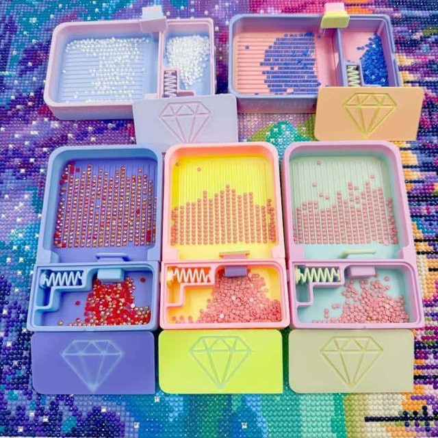 Mehrfarbige Flip-Diamantmalerei-Ablage aus Kunststoff als auslaufsichere Strass-Aufbewahrungsbox für 5D-Diamantstickerei, Nagelkunst und DIY-Bastelzubehör - Bild 1