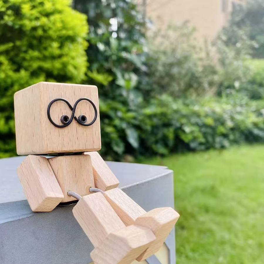 Handgefertigte Holzmann-Figur von YESPLEASE als Wackelkopf-Puppe mit beweglichen Füßen für das Auto-Armaturenbrett oder als Desktop-Dekoration aus Holz - Bild 5