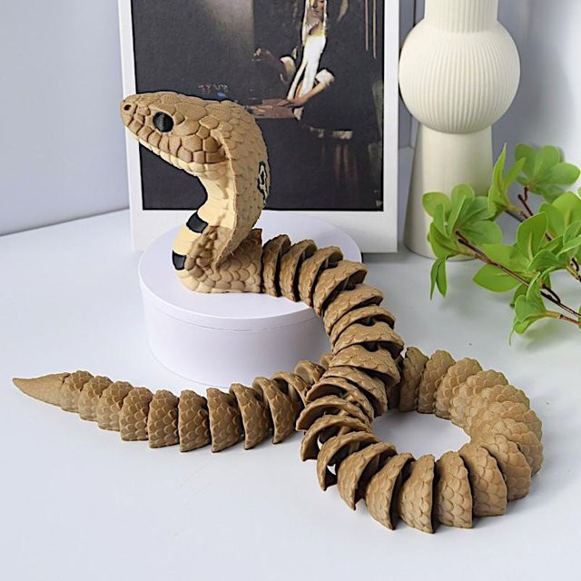 Realistische 3D-gedruckte Königskobra-Statue als Tischdekoration in Gelb und Braun - Bild 1