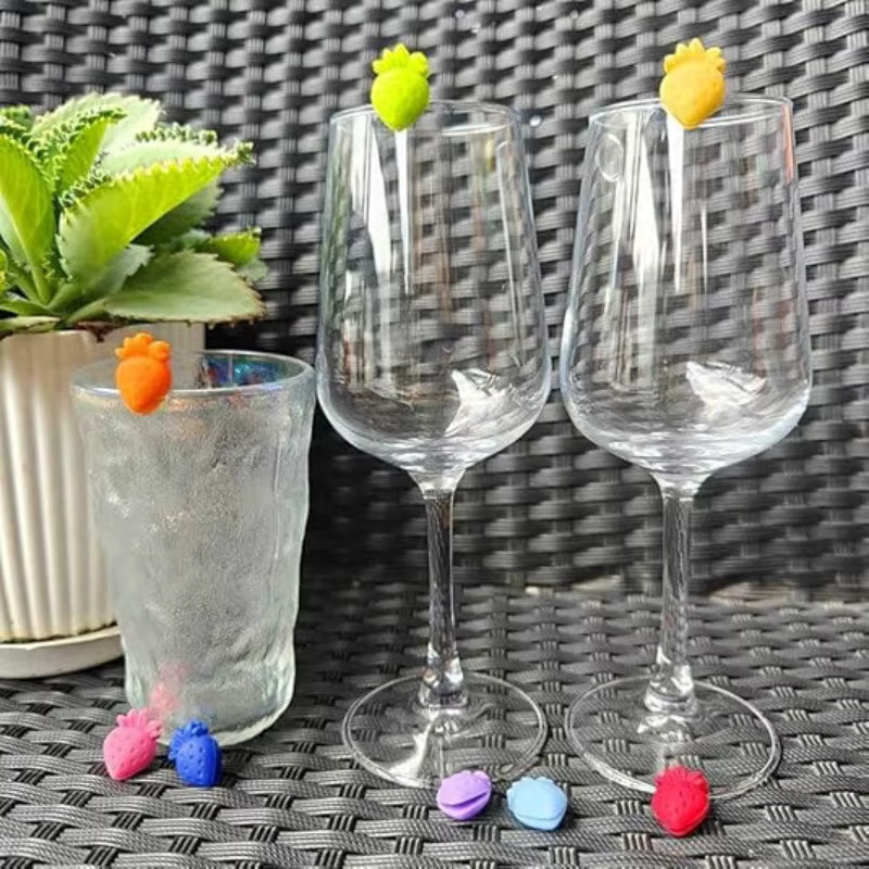 SUNFILI Set aus Silikon-Erdbeer-Weinglas-Charms und Untersetzern als Getränkemarkierung für Weinverkostungen und Partydekoration - Bild 2