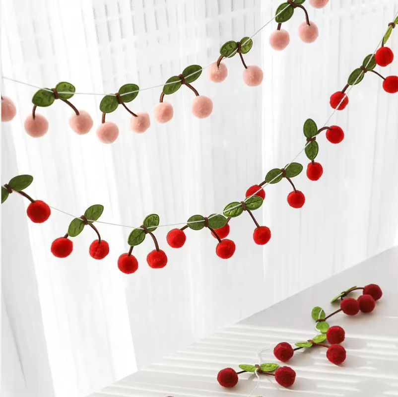 Handgemachte Kirschfilz Girlande mit Pompoms als Wandbehang für Kinderzimmer und Partys in Rosa und Mehrfarbig - Bild 5