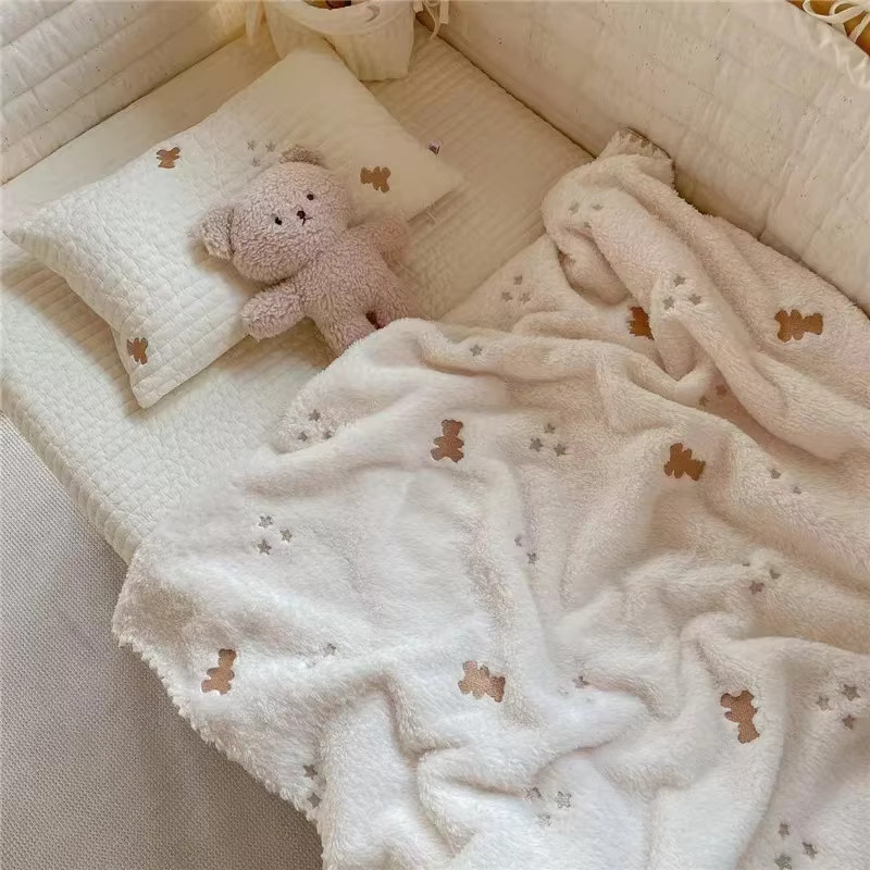 Warme Baby Decke aus weichem Flanell und Lammwolle in Weiß für Neugeborene, ideal für Frühling, Herbst und Winter - Bild 1