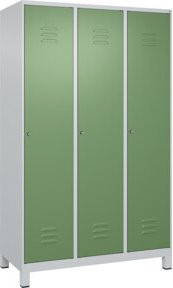 C+P Spind Classic PLUS Garderobenschrank mit 3 Abteilen, Füße, Zylinderschloss, 4 Garderobenhaken und mittiger Trennwand, Farbe: Grau/Grün, H x B x T: 195 x 120 x 50 cm - Bild 1