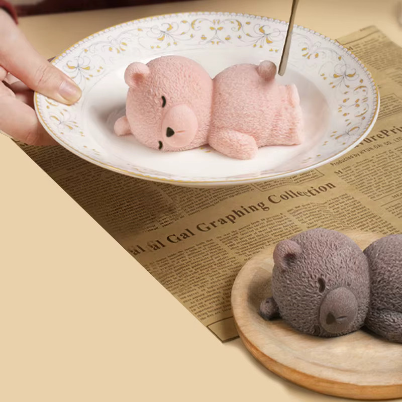 Silikon Kuchenform mit schlafendem Bär Design in Weiß für Mousse und Desserts - Bild 2