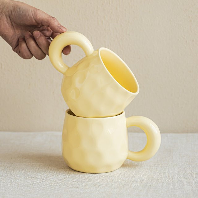 Beige Keramiktasse mit dickem Griff im minimalistischen Design - Bild 1