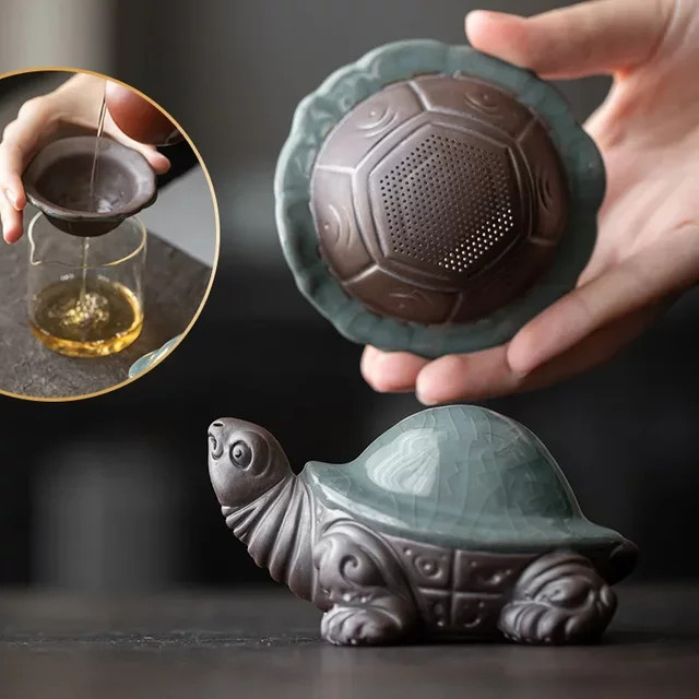 Handgefertigtes Keramik-Teeset mit Schildkröten-Filter und Tierfigur als Dekoration - Bild 1