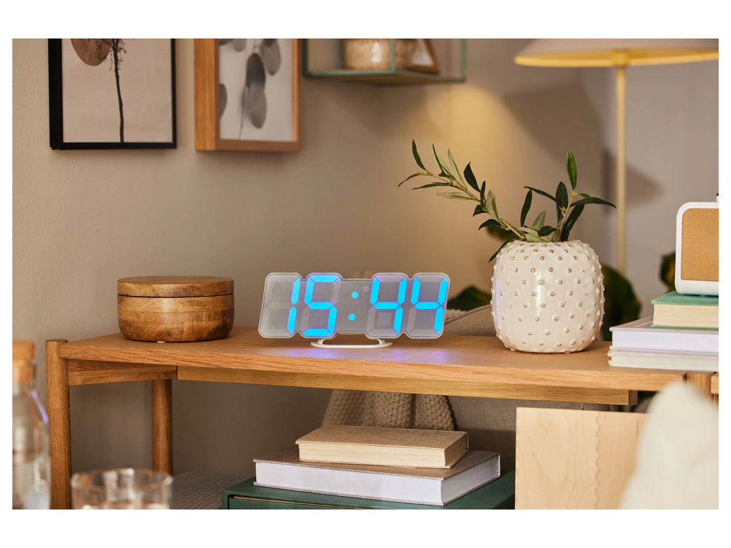 AURIOL LED Wand- und Tischuhr mit Infrarot-Fernbedienung, Digitalanzeige, Thermometer und Datumsanzeige, Weiß/Blau, B: 23,5 cm, H: 23,5 cm, T: 9,2 cm - Bild 2