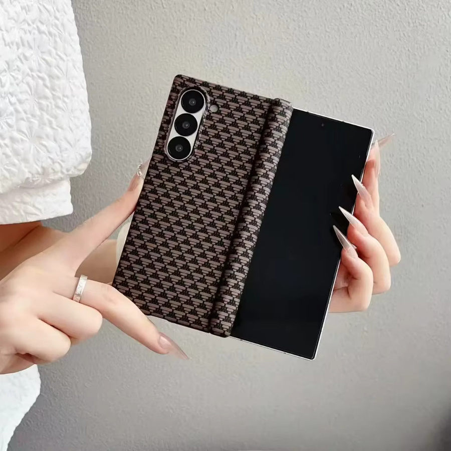 Samsung Galaxy Z Fold 7 Handyhülle mit Kohlefaser-Textur und magnetischer kabelloser Ladefunktion in Multicolour - Bild 3