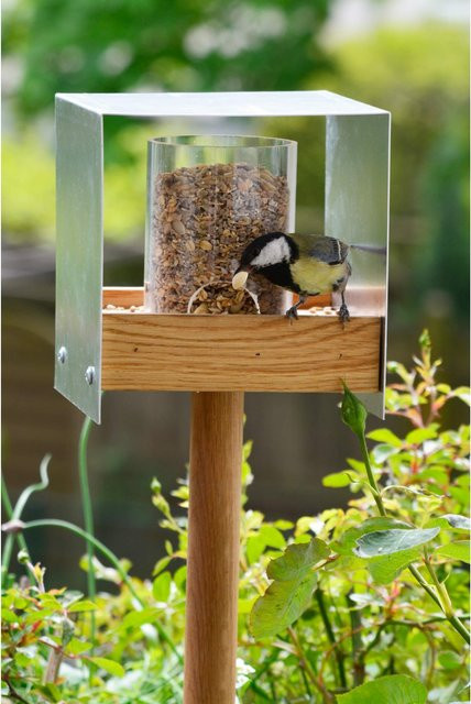 Luxus-Vogelhaus aus Eichenholz mit Aluminiumdach und Futtersilo in Braun inklusive Ständer - Bild 1