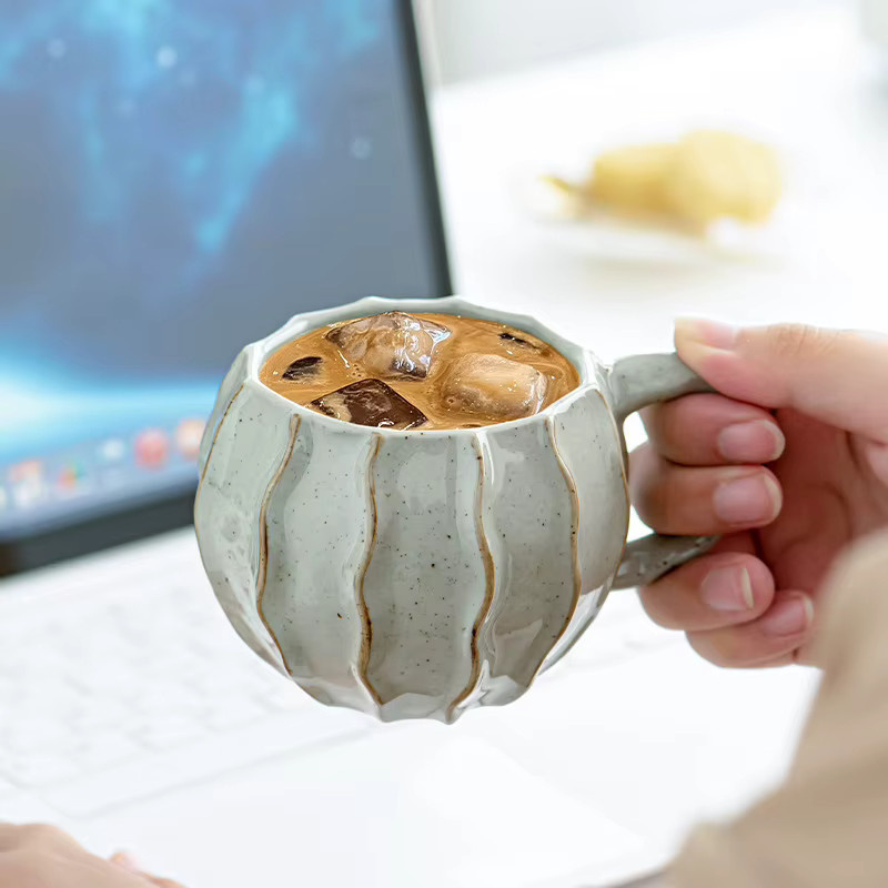 Handgefertigte Keramiktasse im Retro-Design mit Streifenmuster, unregelmäßig geformter Kaffeetasse und Milchbecher - Bild 3
