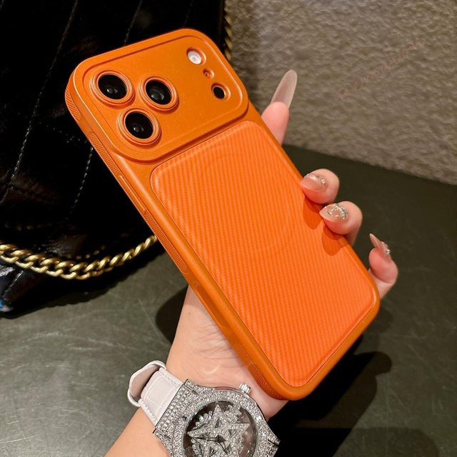 BETYFATE Magnetische Carbonfaser Handyhülle für iPhone 16 Pro und iPhone 16 Pro Max, Silikon Schutzhülle in Transparent oder Orange - Bild 1