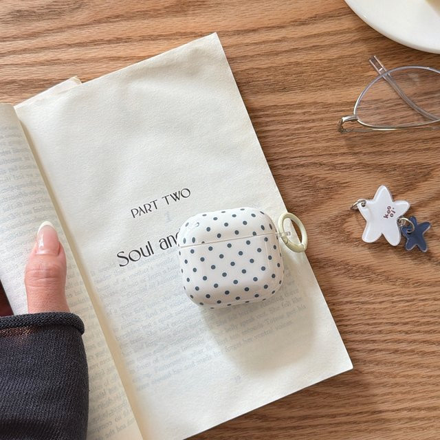 Stoßfeste Schutzhülle für Apple AirPods 1, 2, 3, 4 und Pro 2 mit Anhänger in Weiß-Blauem Polka Dot Design - Bild 1