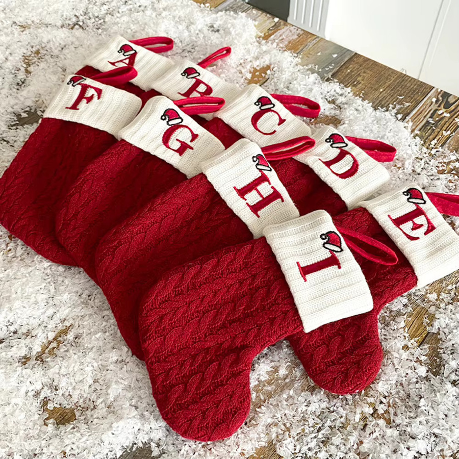 Personalisierter Weihnachtsstrumpf aus Textil in Rot mit individuellen Buchstaben als Kamin-Hängedekoration - Bild 4