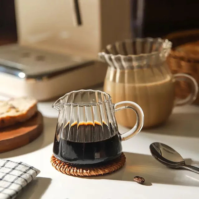 PGY Hitzebeständiger Messbecher aus Glas in Transparent, Handgefertigter Milchtopf und Teespender in runder Form - Bild 1