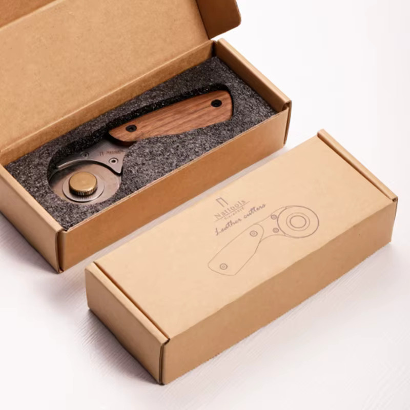 Nattools Leder-Rotationsschneider mit Walnussholzgriff und Edelstahl-Langklingenmesser in Braun - Bild 2