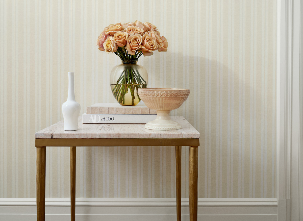 Anna French Tapete Ryland Stripe in Soft Gold und Beige mit modernem Streifenmuster - Bild 1