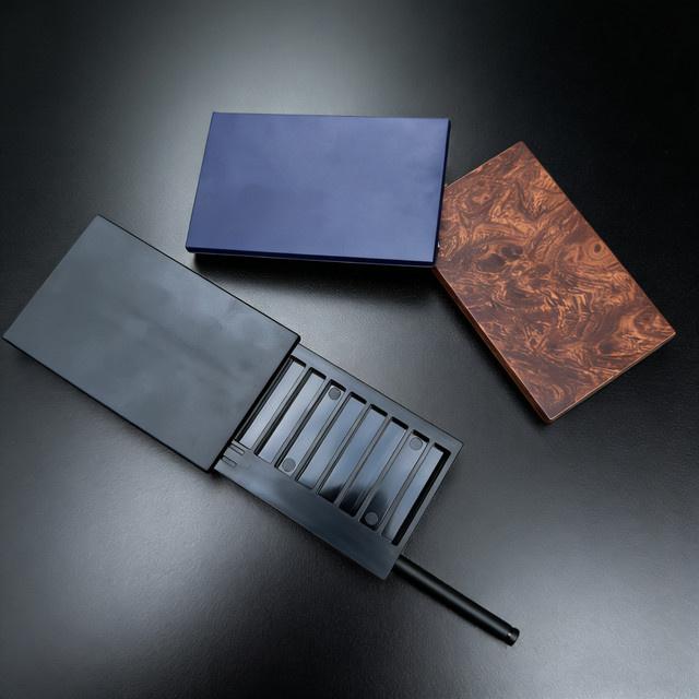 Huge Mai Schnupftabak-Set aus Kunststoff mit 8 Fächern und Aluminiumstroh-Deckel in Rot - Bild 1