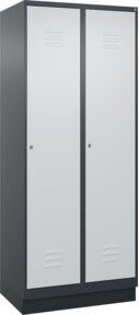 C+P Spind Classic PLUS Garderobenschrank mit 2 Abteilen, Sockel, Zylinderschloss, 4 Garderobenhaken und mittiger Trennwand, Farbe: Anthrazitgrau/Lichtgrau/Schwarzgrau, H x B x T: 195 x 80 x 50 cm - Bild 1