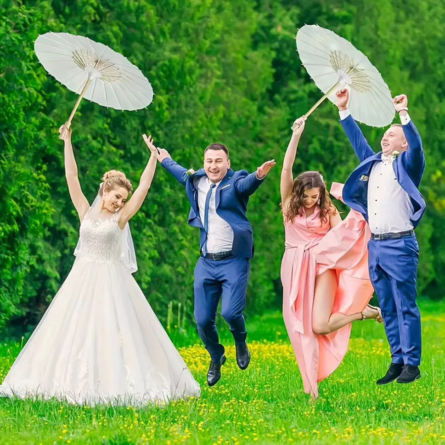 APWIKOGER Weiße Hochzeits-Papierschirme mit Holzgriff, Durchmesser: 60 cm, Rustikale Fächer für Hochzeit und Party - Bild 3