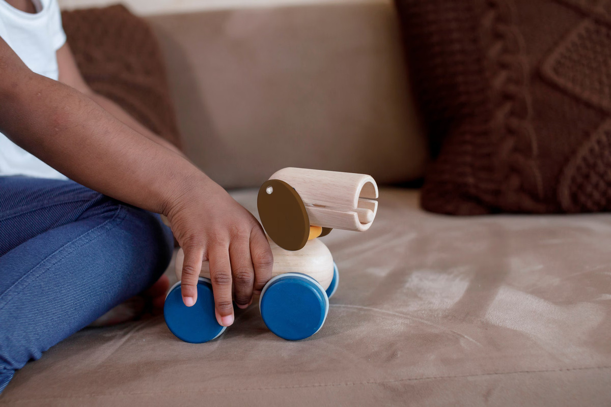 PlanToys Nachziehtier Welpe, ab 1 Jahr - Bild 2