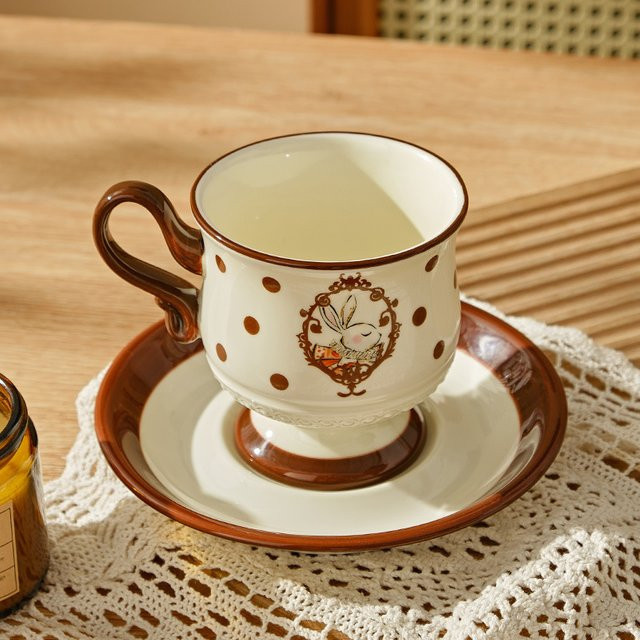 PDQ Keramik-Kaffeetasse mit Unterteller in Weiß mit Kaninchen-Design - Bild 1