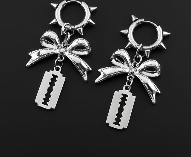 Creolen mit Schleife und Rasierklingen-Design, Edelstahl, Silber, Unisex - Bild 1
