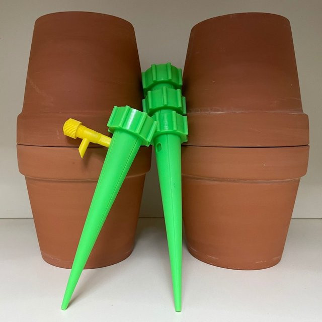 4 Stück Terrakotta Blumentöpfe aus Keramik in Braun und Rot mit selbstbewässernden Spikes für Garten und Innenpflanzen, Durchmesser: 11,43 cm - Bild 1