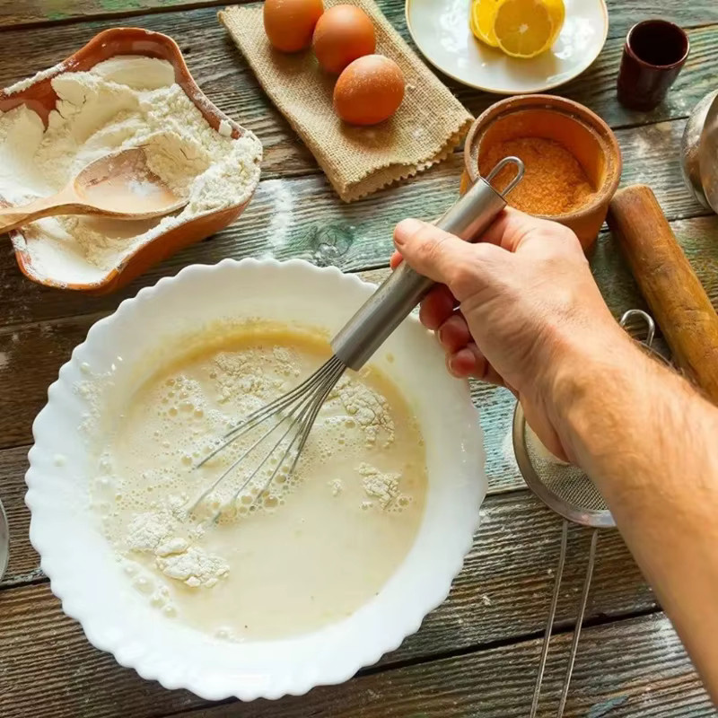 Multifunktionaler Schneebesen aus Edelstahl in Silber zum Aufschlagen und Mischen von Eiern und Milch - Bild 3